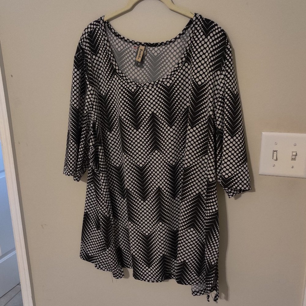 LucieLu graphic dot tunic top